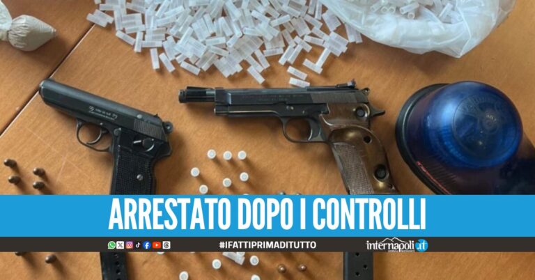 Sorpreso con armi, droga e un lampeggiante della polizia, in manette 54enne a Scampia
