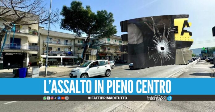 Raid nella notte a Quarto, spari contro la vetrina di un negozio di abbigliamento