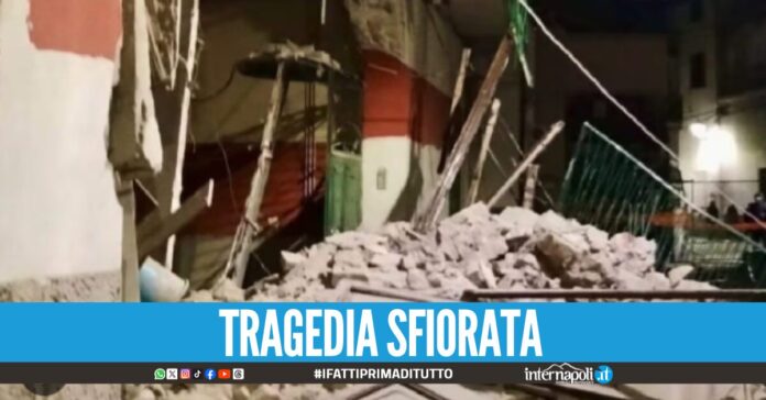 Nuovo crollo a Orta di Atella viene giù la facciata di un palazzo