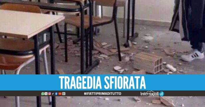 Paura al Carlo Levi di Marano, soffitto crolla mentre le studentesse sono in classe