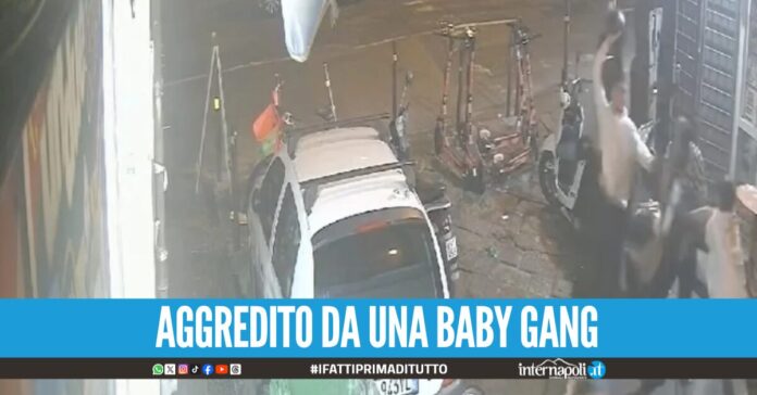 Quattro contro uno, rissa a colpi di caschi nel cuore di Napoli