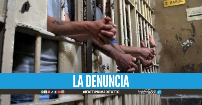 Resa dei conti tra detenuti nel carcere di Aversa, caos e celle devastate