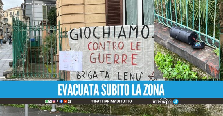 Striscione e oggetto sospetto in piazza a Napoli, arrivano gli artificieri