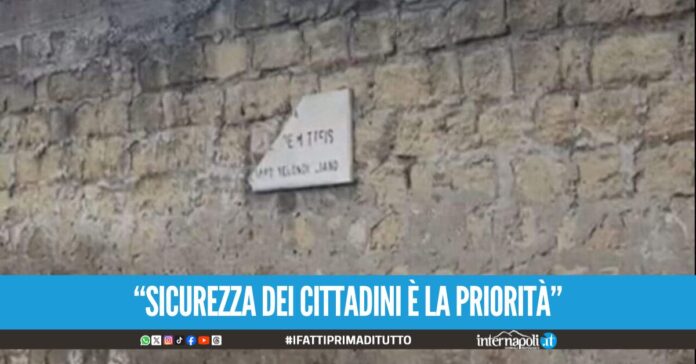 Targa di marmo cade e colpisce mamma col figlio tragedia sfiorata a Secondigliano