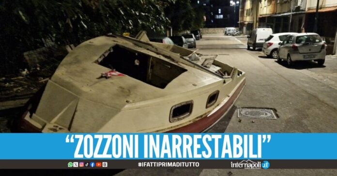 Una barca in strada diventa una discarica la denuncia a Pianura