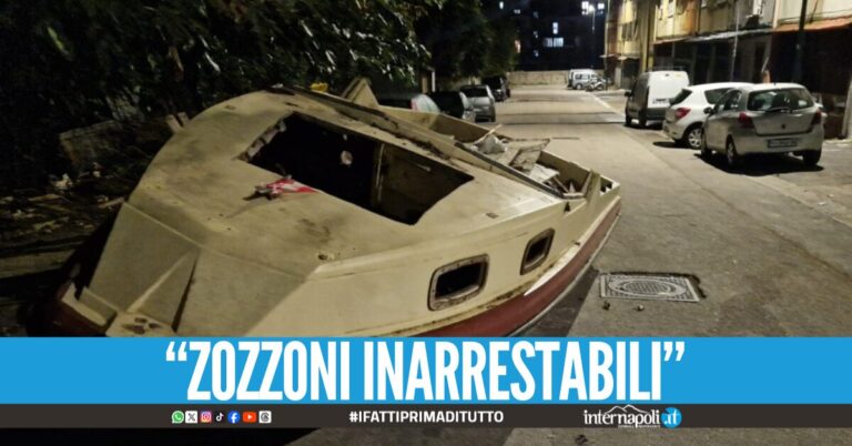 Una barca in strada diventa una discarica la denuncia a Pianura