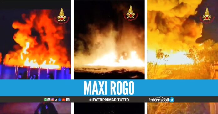 Vasto incendio in un deposito a Pagani, in fiamme cassette di plastica e legno
