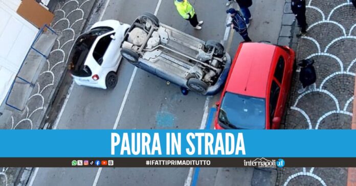 Auto si ribalta in centro a Giugliano, ancora un incidente in Via De Vittorio