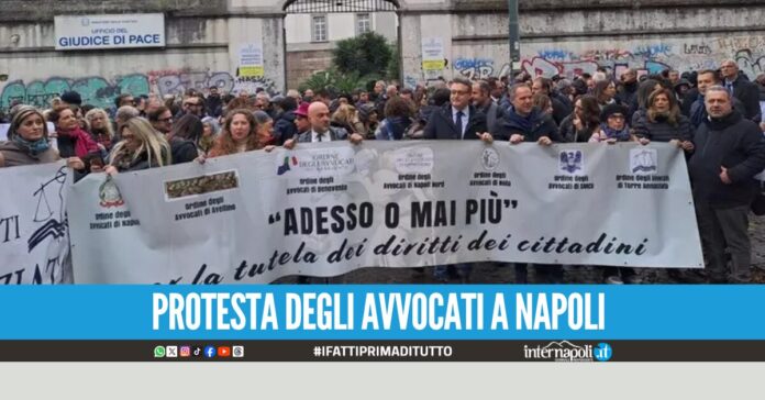 Avvocati in piazza a Napoli Manca il personale, uffici giudiziari paralizzati