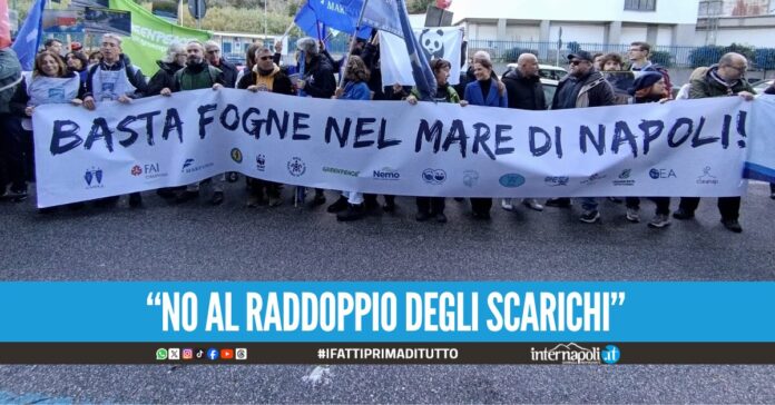 Basta fogne nel mare di Napoli, protesta a Napoli contro il raddoppio degli scarichi fognari