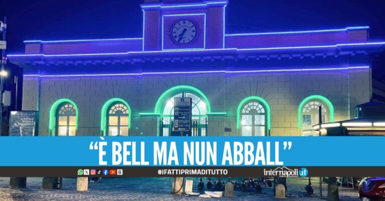Ancora nessuna riapertura della Funicolare di Chiaia. La promessa di una riattivazione entro la fine del 2024 non è stata mantenuta. In compenso la stazione è stata abbellita con luci e addobbi.