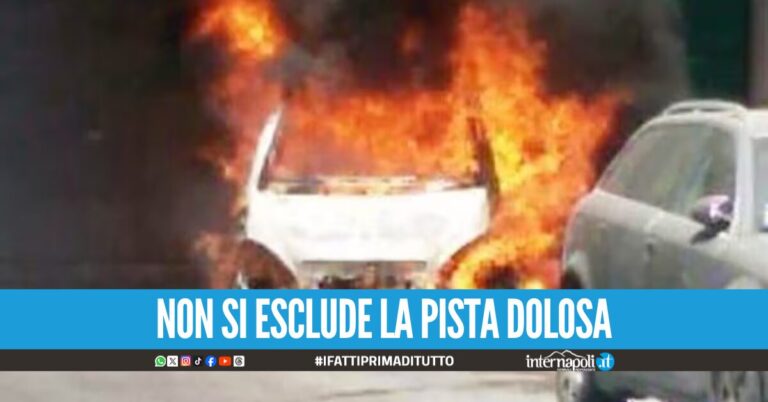 Auto a fuoco nella notte a Napoli, il veicolo completamente distrutto