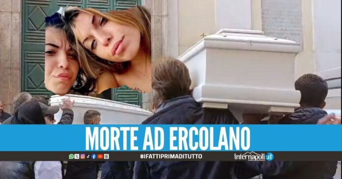 Bare bianche per Aurora e Sara, lacrime ai funerali delle gemelle