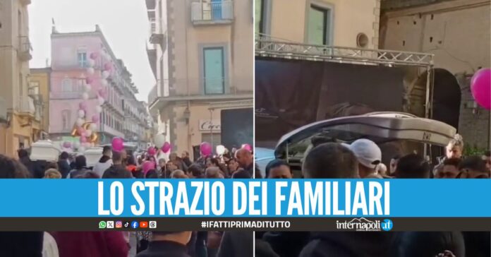 Palloncini e applausi all'uscita delle bare, il dolore per Aurora e Sara
