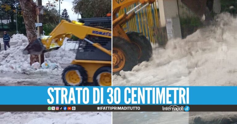 Ischia si sveglia imbiancata, bobcat in azione per liberare le strade