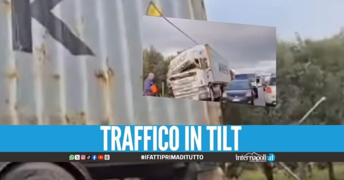 Incidente tra Acerra e Maddaloni, camion slitta sull'asfalto bagnato