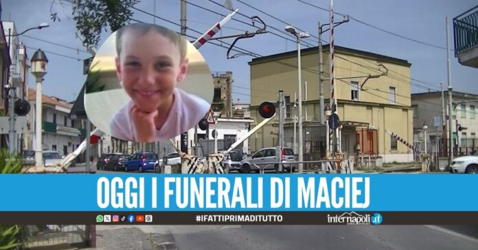 Travolto e ucciso sui binari a Nola, ultimo saluto al bimbo di 10 anni