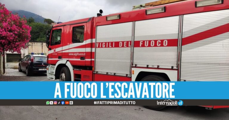 Fiamme nel cantiere nel Nolano, si stava rifacendo la piazza