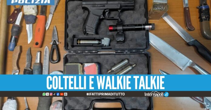 Armi e violenza a Ischia, agenti intervengono per una lite familiare e scoprono un arsenale in casa