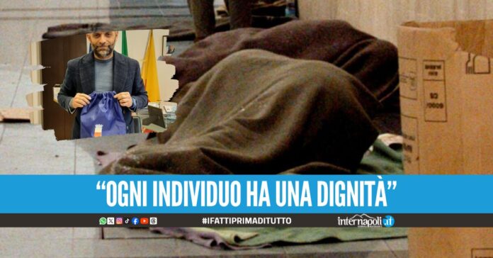 Il Comune di Napoli tende la mano ai senzatetto, in distribuzione zainetti con coperte e kit igienici