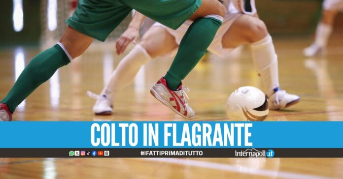 Giocava a calcio a 5 ma era sottoposto al Daspo, beccato 34enne di Napoli