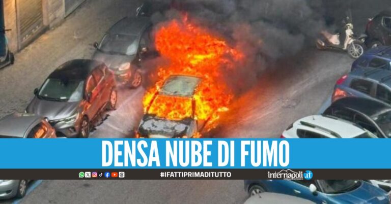 Auto a fuoco a Napoli dopo un incidente, due anziani salvi per miracolo