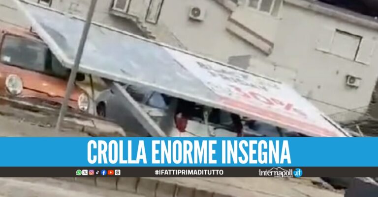Paura ad Arzano, cartellone pubblicitario cade sulle auto in sosta