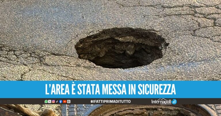 Paura al Vomero, voragine si apre in strada di fronte allo Stadio Collana