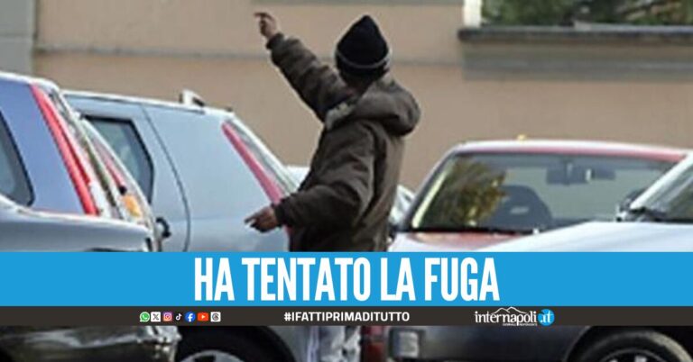 Schiaffi, pugni e gomitate agli agenti: parcheggiatore abusivo denunciato a Napoli