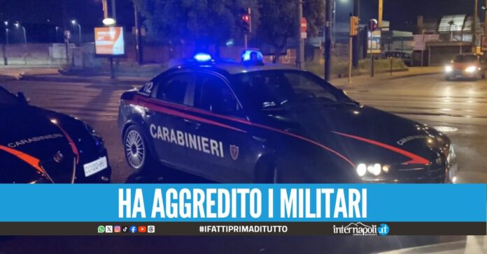 Semina il panico tra i passanti impugnando un bastone: un arresto in zona stazione centrale
