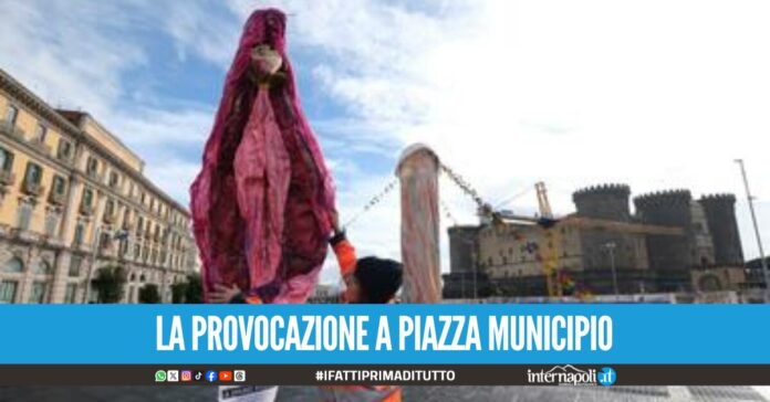 Una vagina gigante accanto al 'Pulcinella' di Pesce, la risposta dell'artivista