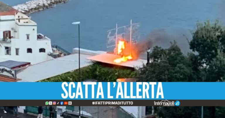 "Deputato la tettoia del ristorante Reginella a Posillipo sta andando in fiamme ma gli interventi non arrivano". Abbiamo chiesto anche noi un intervento urgente ai Vigili del Fuoco.