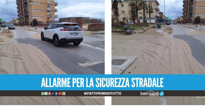 Allarme a Licola, strada invasa dalla sabbia protesta di residenti e associazioni