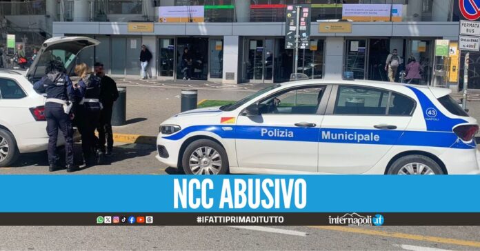 Col fermo e senza assicurazione, chiedeva 30 euro per i viaggi da Capodichino: fermato