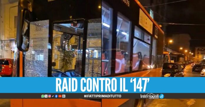 Albero di Natale lanciato contro un bus a Napoli, vetro in frantumi e panico tra i passeggeri