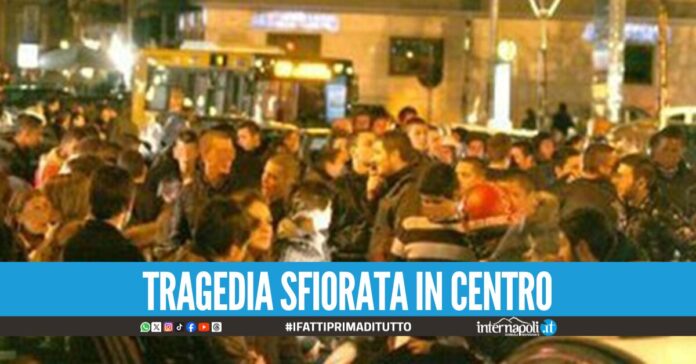 Lite per una ragazza contesa a Frattamaggiore, giovanissimo in ospedale con una coltellata all'addome