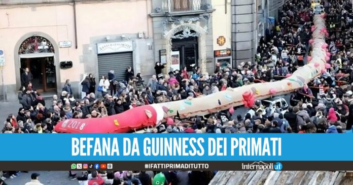 La calza più lunga del mondo arriva nel Casertano, kg di dolci gratis per tutti