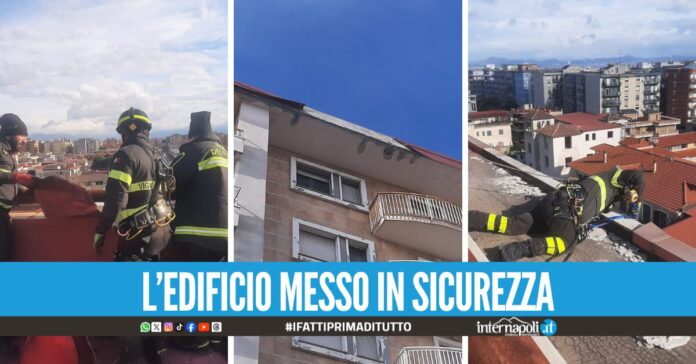 I danni del forte vento a Giugliano, crollano calcinacci e intonaco dal palazzo dell'ex liceo 