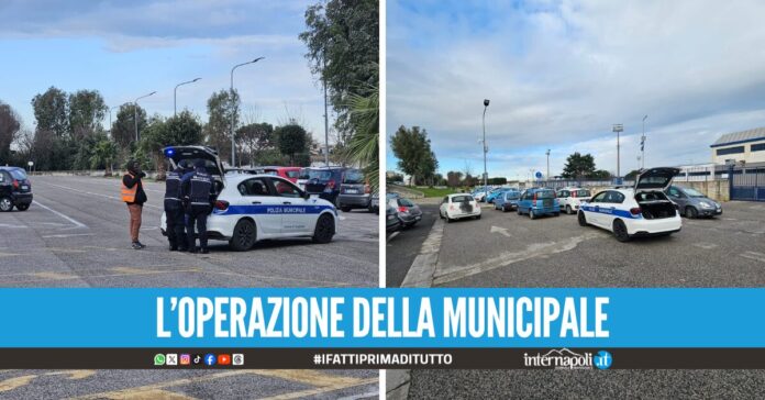 Estorsioni e auto in sosta selvaggia nei pressi del mercato di Giugliano, multati due parcheggiatori abusivi