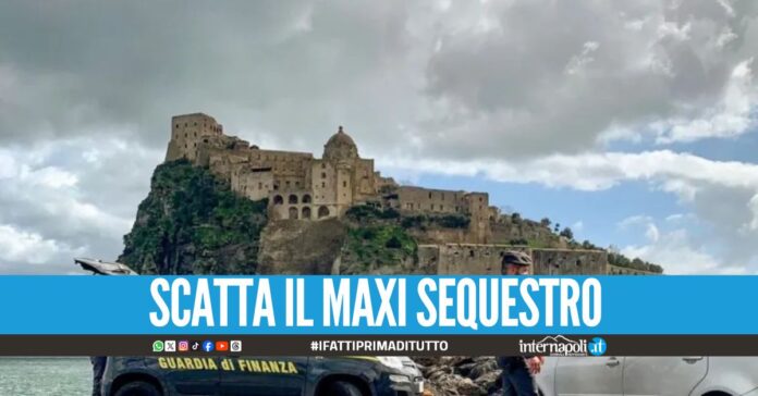 Conti in 'nero' nascosti nel pc, blitz nell'hotel sul mare ad Ischia