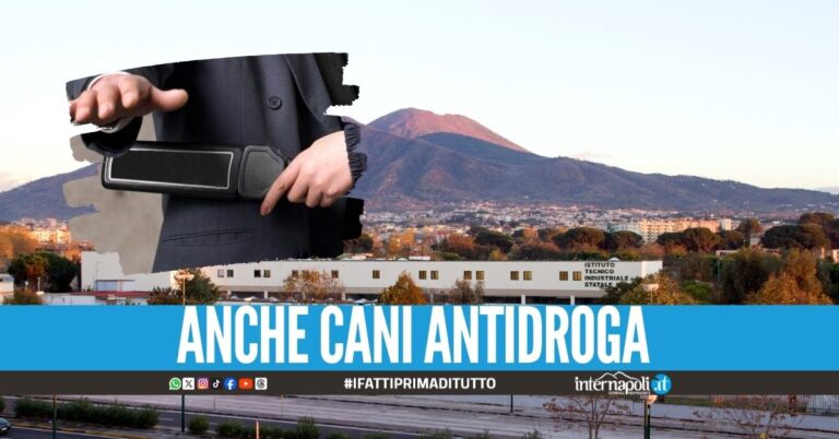 Studenti di Ponticelli controllati con i metal detector, la reazione dei ragazzi
