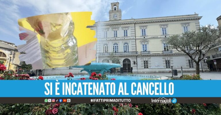 Minaccia di darsi fuoco ad Afragola, bloccato fuori al Municipio