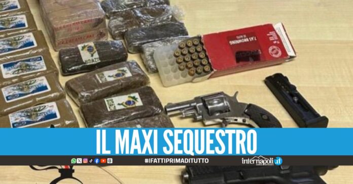 Blitz nel covo a Napoli, scovati 7 kg di hashish e una pistola