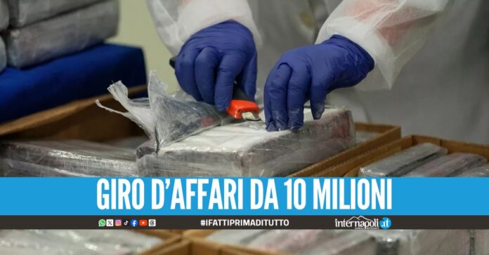 Fiumi di droga per le piazze di spaccio a Napoli, 12 arresti