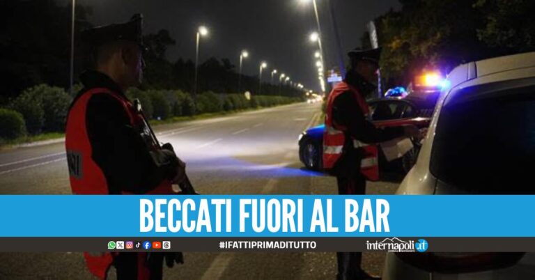 Forzano il posto di blocco sulla Domiziana e lanciano la droga dai finestrini, arrestati