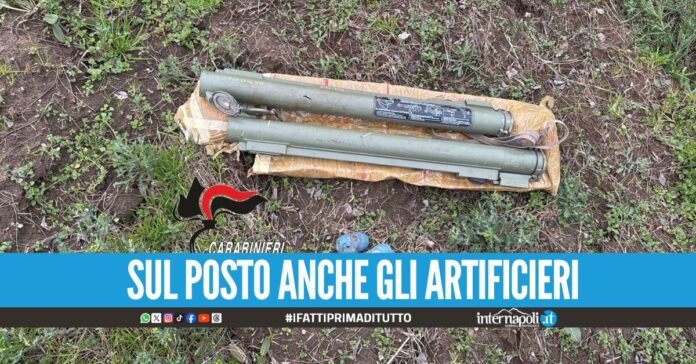 Giugliano, trovati 2 bazooka e 3 bombe a mano in un terreno dai carabinieri