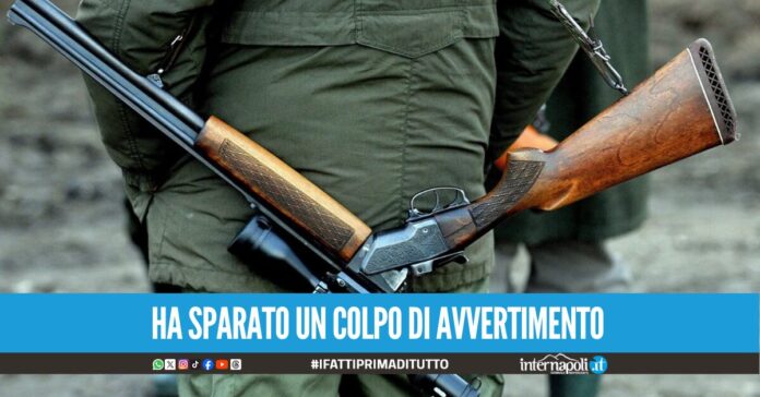 Minaccia di sparare i vicini di casa arrestato 69enne nel Casertano