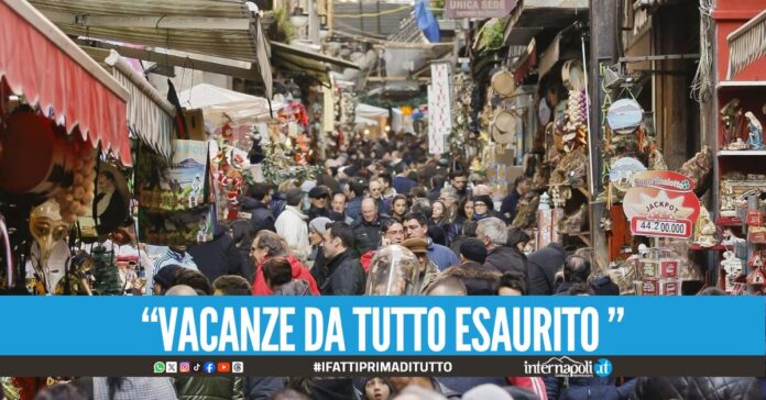 Assalto dei turisti a Napoli, vacanze da tutto esaurito
