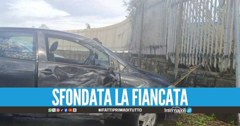 Perde il controllo dell'auto a Varcaturo, traffico in tilt dopo l'incidente