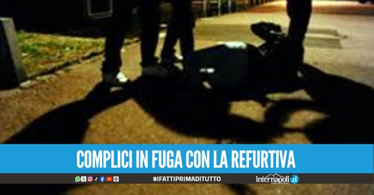 Picchiano un uomo per rubargli il cellulare arrestati due 18enni a Napoli